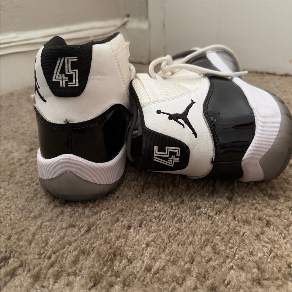 Men Black and White Basketball Shoes